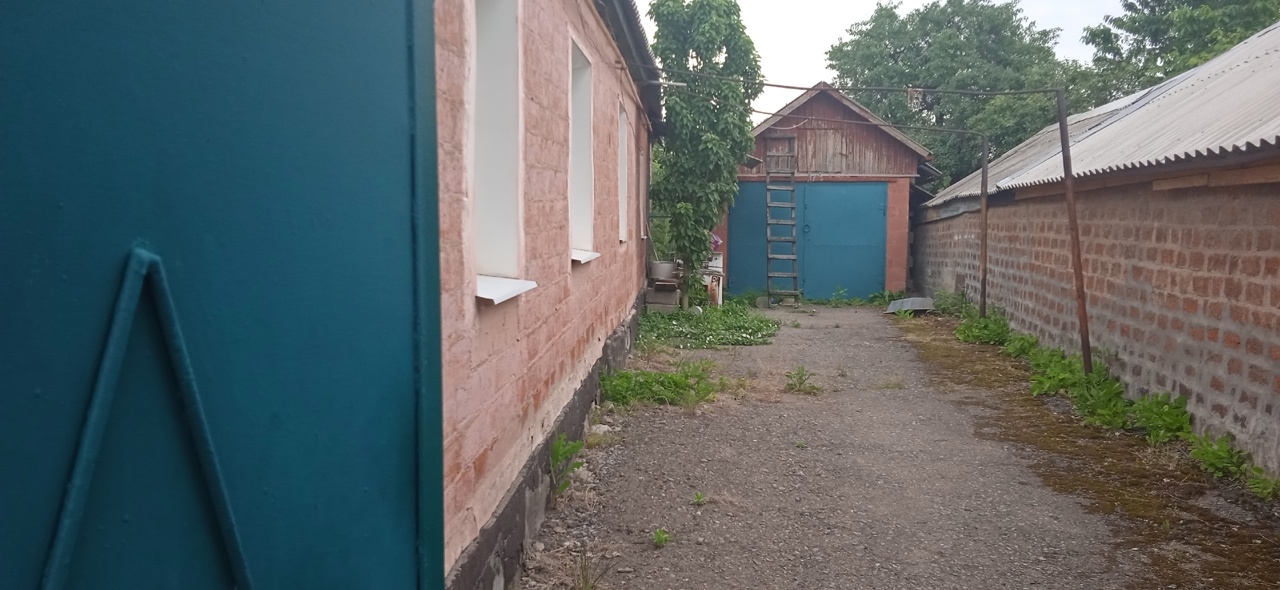 ‼Продам дом верхний Камброд ,ул.Жукова. Площадь дома 65 кв.м., земли - 4 сот. не приватизирована. Заезд на несколько автомобилей, гараж,подвал, хоз. постройки,3 комнаты . Газовый 1 контурный котел+газовая колонка, сливная яма. Окна м/п, Крыша в хорошем состоянии. , долгов нет. Цена: 3 000 000₽.Тел.+7(959)109-...