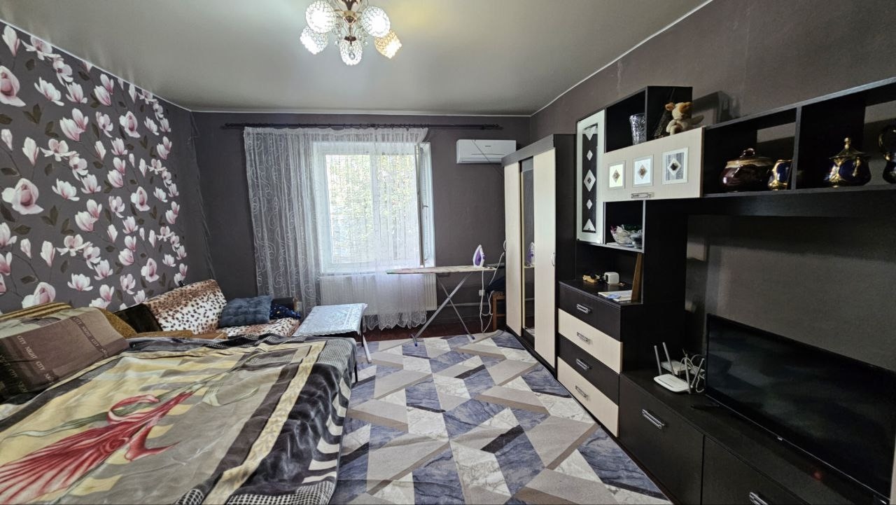 💥🏡Пол дома в Свердловске, ул. Орджоникидзе, р-н Пожарной части. 🛏️Формат: 2 комнаты, кухня, санузел в доме. 💦Есть сливная яма, вода постоянно.🪟 Окна металлопластиковые. 🔥Твердотопливный котёл с автоматикой, газовая труба проходит возле дома. 👌Хорошее жилое состояние, натяжные потолки.🚿Бойлер, душевая кабина. ...