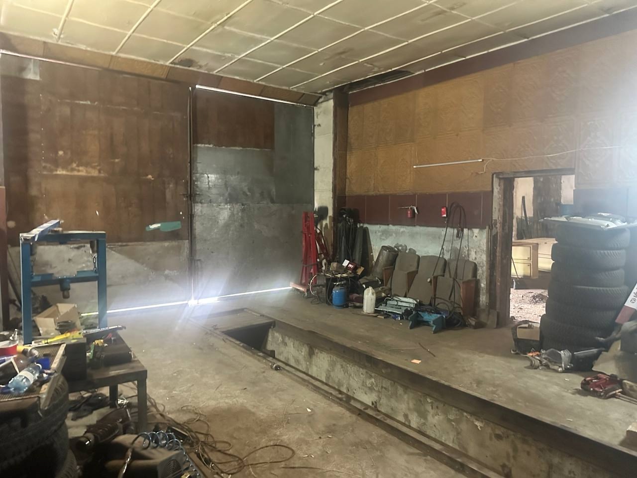 Перевальск 📍 Продается коммерческое помещение в Перевальске, район Автовокзала! Характеристики объекта: ✔ Строение 1 – 241,9 м² - участок к строению - 0,16 Га ✔ Строение 2 и 3 – 256,4 м² и 82,8 м² - участок к строению - 0,495 Га ✔ Подведено электричество ✔ Разводка под водоснабжение ✔ Все документы в порядке ...