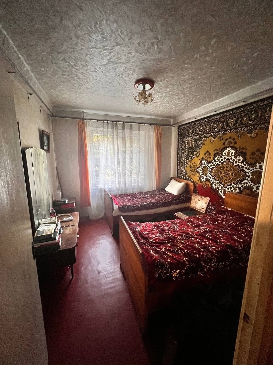 Продам 2-х комнатную квартиру городе Луганск, Жовтневый район, улица Марины Расковой 5 Расположена на 2-м этаже 9-ти этажного дома. Общая площадь 51,6 м². Отопление центральное. Окна частично м/пластиковые Балкон застеклён. Санузел раздельный. Улучшенная планировка. Дом расположен в районе "Владимирского...