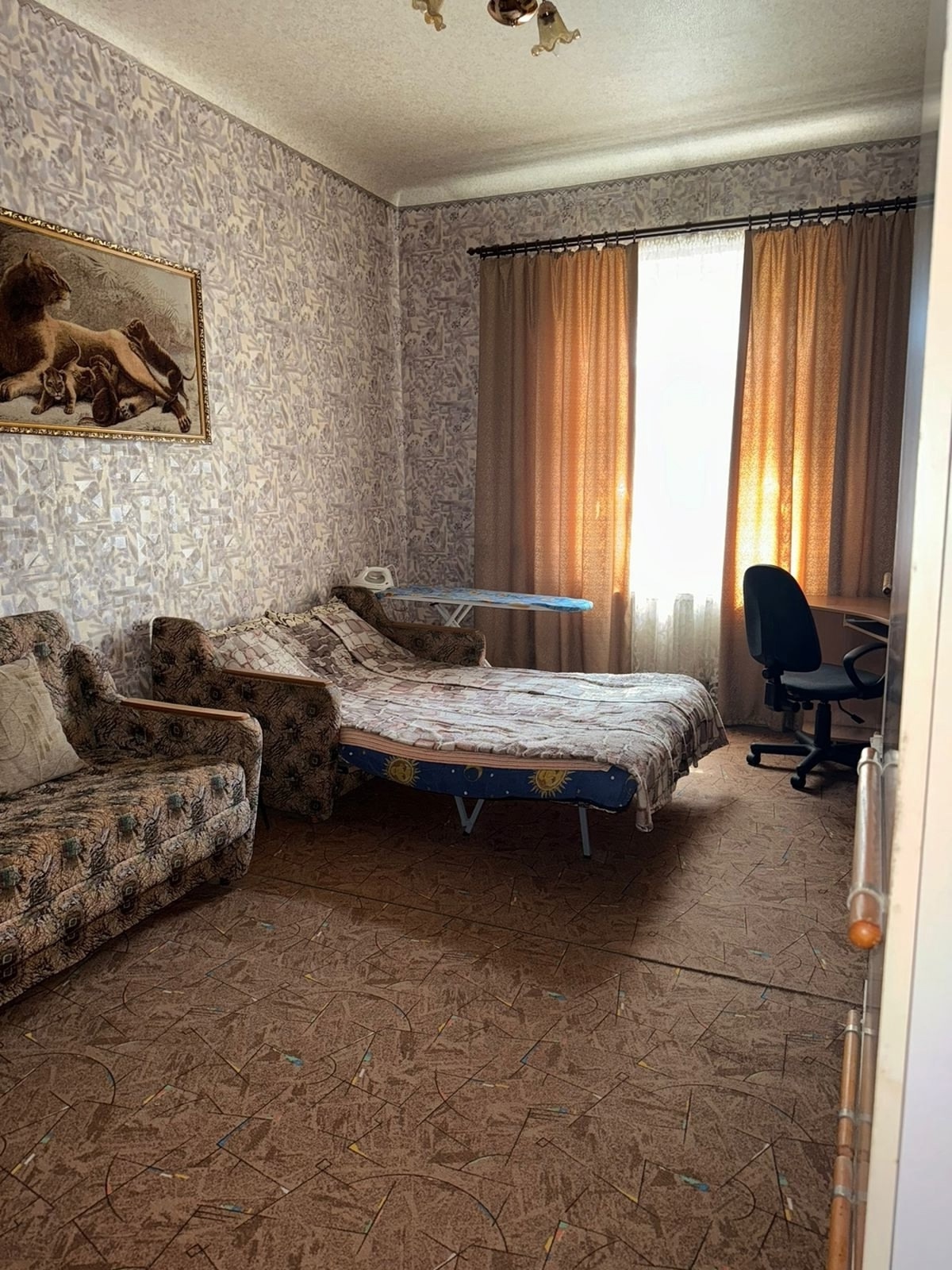 Алчевск Цена 3 150 000 руб. с оформлением № 829 Продам 2-х комнатную квартиру по ул. Брестской Сталинка с ИНДИВИДУАЛЬНЫМ ОТОПЛЕНИЕМ. 2-й этаж 4-х этажного дома, ОП- 75 кв.м, кухня - 12 кв.м Неугловая, комнаты раздельные по 20 кв.м., СУ раздельный. Продажа с мебелью и бытовой техникой. Без прописанных и без до...