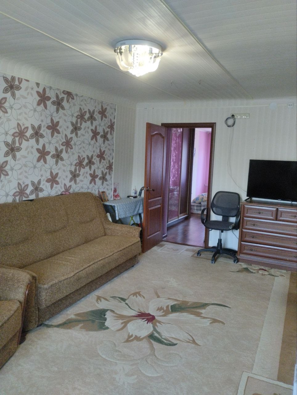 Продается 2 к квартира в г.Северодонецк, улица Гагарина д.51, 2/5 этаж. дома, 45/30/6 кв.м. Дом после ремонта, окна м/п , балкон без остекления. Батареи новые, все коммуникации поменяны. Унитаз, газовая печь новые. Мебель остаётся. Две входных двери. Соседи хорошие. Рынок, магазины, школа, дет.сад все в шагов...