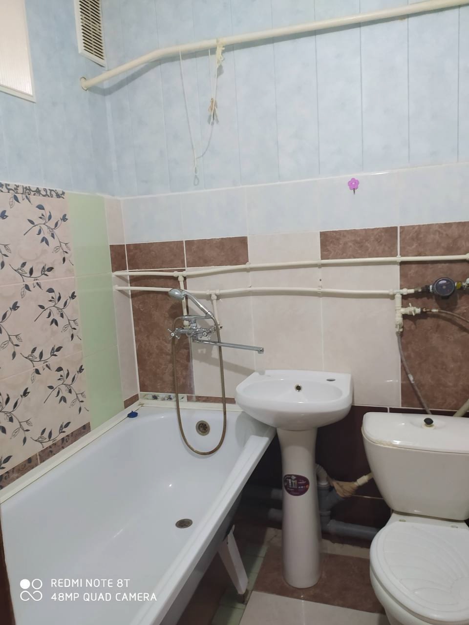 1-комнатная квартира кв. Комарова Цена: 3 400 000 руб. Город: Луганск Район: Жовтневый кв. Комарова, р-н кинотеатра Мир 1/5 эт. дома, общ. пл. 30 кв.м. Новые радиаторы, кухня-плитка, с/у совмещен, окна м/п. Чистое, уютное состояние, всё содержимое для проживания остаётся в квартире.(мебель, холодильник, стир....