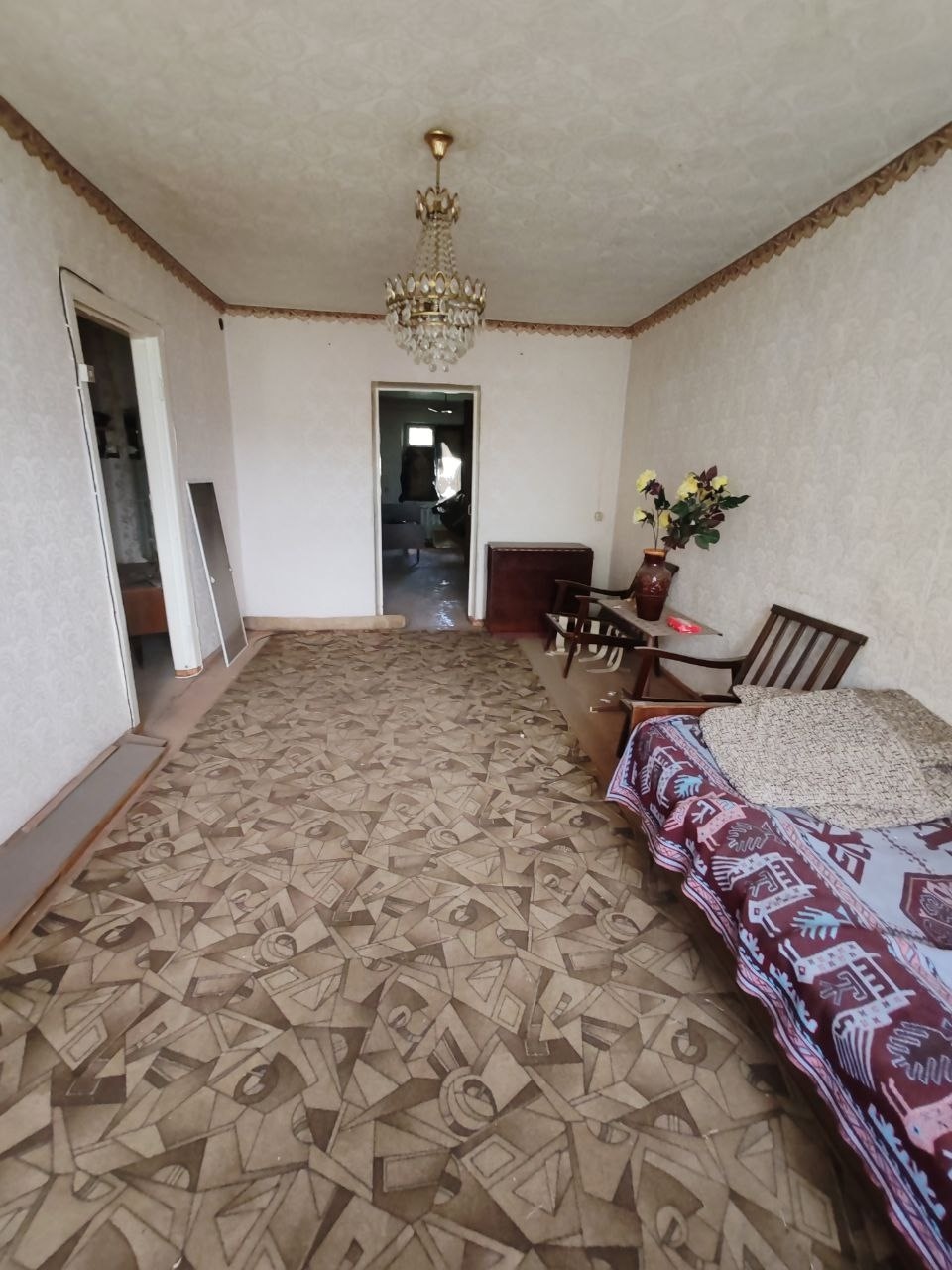 🗝️Продаётся 2-х комнатная квартира🗝,на 3 этаже 4х- этажного дома г. Стаханов, ул. Хруничева д. 15, Цена 1млн100 т.р. 🔵Квартира под ремонт.!! 🔵Пластиковые окна( Частично). 🔵Хорошее месторасположение ( остановка Ромашка) (Школы,магазины, все в шаговой доступности). Пакет документов готов к продаже. По всем вопр...