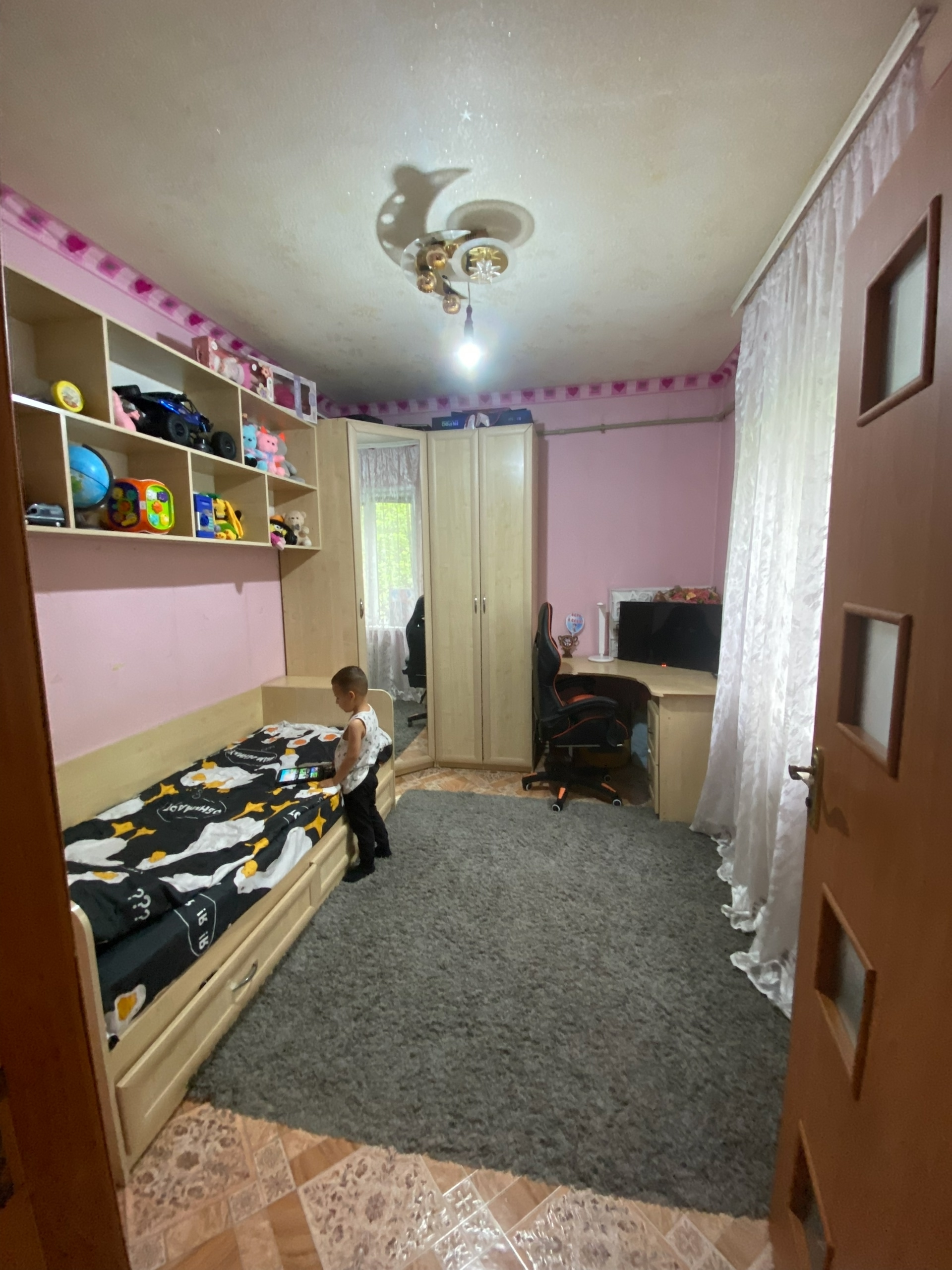 Продаётся 3-комнатная квартира по ул. Чайковского, Васильевка. 📍 Расположение: Центральная часть посёлка. Идеальная инфраструктура для семьи: Рядом с домом — остановка общественного транспорта. В шаговой доступности — 3 магазина, детский сад и школа. Тихий и спокойный район. 🏠 О квартире: Общая площадь: 59 кв...